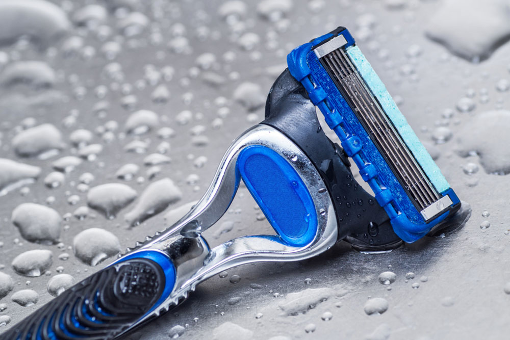 4 premium disposable razors perfect for sensitive skin